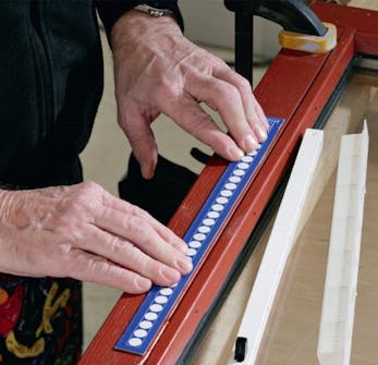 Rakoventtiili: Kiinnitä poraussapluuna puitteeseen Rakoventtiili: Kiinnitä poraussapluuna puitteeseen